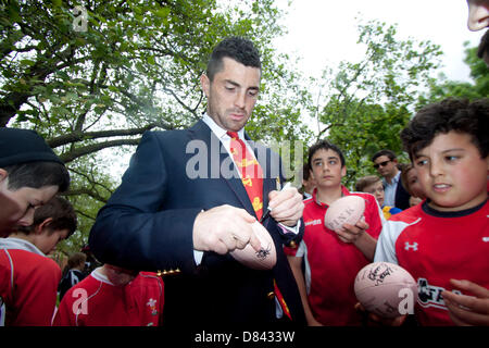 London UK. 18. Mai 2013. British and Irish Lions Kader Mitglieder machen einen Gastauftritt im rosa Lion Pub bei der Vorstellung der neuen Kollektion für die 2013-Löwen-Tour von Australien Credit: Amer Ghazzal/Alamy Live News Stockfoto