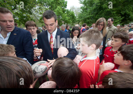 London UK. 18. Mai 2013. British and Irish Lions Kader Mitglied George North Autogramme bei der Vorstellung der neuen Kollektion für die 2013-Löwen-Tour von Australien Credit: Amer Ghazzal/Alamy Live News Stockfoto