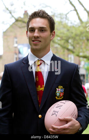 London UK. 18. Mai 2013. British and Irish Lions Kader Mitglied George North machen einen Gastauftritt im rosa Lion Pub bei der Vorstellung der neuen Kollektion für die 2013-Löwen-Tour von Australien Credit: Amer Ghazzal/Alamy Live News Stockfoto