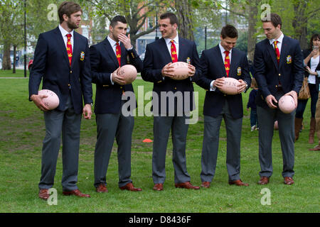 London UK. 18. Mai 2013. British and Irish Lions Kader Mitglieder machen einen Gastauftritt im rosa Lion Pub bei der Vorstellung der neuen Kollektion für die 2013-Löwen-Tour von Australien Credit: Amer Ghazzal/Alamy Live News Stockfoto