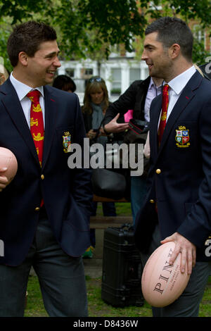 London UK. 18. Mai 2013. British and Irish Lions Kader Mitglieder machen einen Gastauftritt im rosa Lion Pub bei der Vorstellung der neuen Kollektion für die 2013-Löwen-Tour von Australien Credit: Amer Ghazzal/Alamy Live News Stockfoto