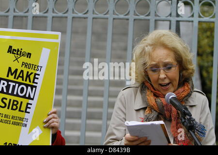 Dublin, Irland. 18. Mai 2013. Irische Dichter Mary O'Donnell liest man ihrer Gedichte bei der Pro-Choice-Rallye. Demonstranten aus mehreren Pro-Choice-Gruppen eine Kundgebung unter dem Motto "Abtreibung barrierefrei machen" in der Innenstadt von Dublin. Sie forderten die irische Regierung, Gesetzgebung einzuführen, die Abtreibung für jede Frau in Irland zur Verfügung stellt. Bildnachweis: Michael Debets/Alamy Live-Nachrichten Stockfoto