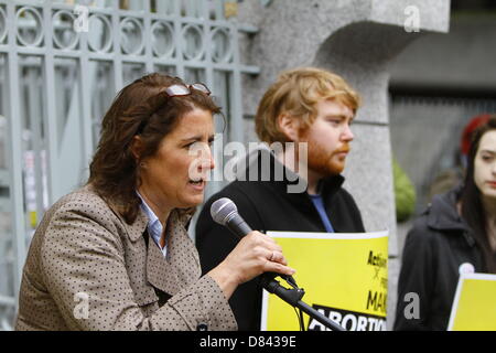 Dublin, Irland. 18. Mai 2013. Taryn Trainor, Sprecherin Unite der Union befasst sich mit die Pro-Choice-Rallye. Demonstranten aus mehreren Pro-Choice-Gruppen eine Kundgebung unter dem Motto "Abtreibung barrierefrei machen" in der Innenstadt von Dublin. Sie forderten die irische Regierung, Gesetzgebung einzuführen, die Abtreibung für jede Frau in Irland zur Verfügung stellt. Bildnachweis: Michael Debets/Alamy Live-Nachrichten Stockfoto