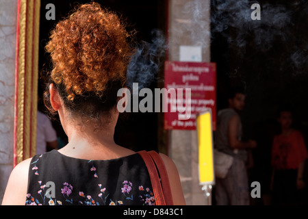 PHUKET, THAILAND Mai 15 2013:Woman Lichter Weihrauch bei buddhistischen bietet im Wat Chalong Stockfoto