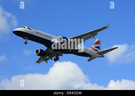 British Airways - City Flyer Embraer 190 G-LCYM Räder unten am Ansatz zum London City Airport Stockfoto