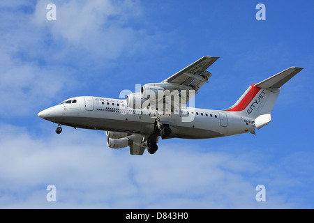 British Aerospace Avro RJ85 CityJet Fluggesellschaft am Ansatz zum London City Airport Stockfoto