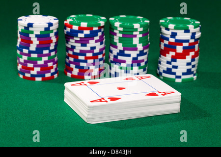 Poker Chips und Karten Closeup auf grünem Tuch Stockfoto