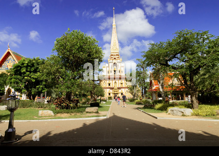 PHUKET, THAILAND 15. Mai 2013: Touristen gehen in Richtung Hauptstupa von Wat Chalong Stockfoto