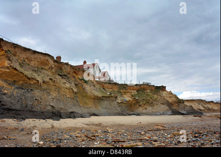 Fortschritt der Küstenerosion in Happisburgh, Norfolk, die Häuser näher an den Rand der Klippe lässt. Stockfoto