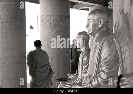 PHUKET, THAILAND 15. Februar 2013: Buddhistische Mönche gehen von Statuen der Mönche Vergangenheit am Big Buddha Denkmal Stockfoto