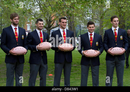 London UK. 18. Mai 2013.  British and Irish Lions Kader Mitglieder links-rechts (Geoff Parling, Rob Kearney, Sam Warburton, Ben Youngs, George North) machen ein Gast Apperance im rosa Lion Pub für den Start der neuen Kollektion für die 2013-Löwen-Tour von Australien Credit: Amer Ghazzal/Alamy Live News Stockfoto