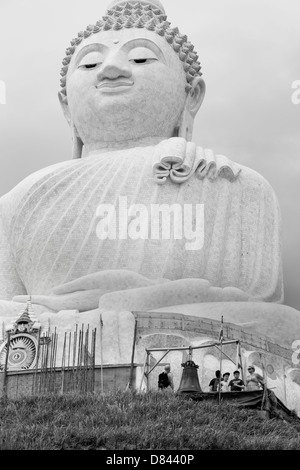 PHUKET, THAILAND 15. Februar 2013: Touristen besuchen die Big Buddha-Denkmal in Phuket Stockfoto