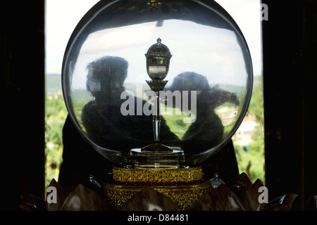 PHUKET, THAILAND 15. Mai 2013: Paar Spaziergänge vorbei an buddhistischen Reliquie in Glas in Chalong, Stockfoto