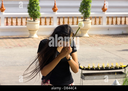 PHUKET, THAILAND 15. Mai 2013: Thai-Frau bietet, Weihrauch und niedriger beim Wat Chalong Stockfoto