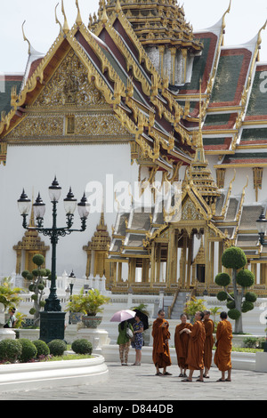 Gruppe der thailändischen buddhistischen Mönche stehen in der Nähe von Dusit Maha Prasat Thronsaal in The Grand Palace-Tempel in Bangkok, Thailand Stockfoto