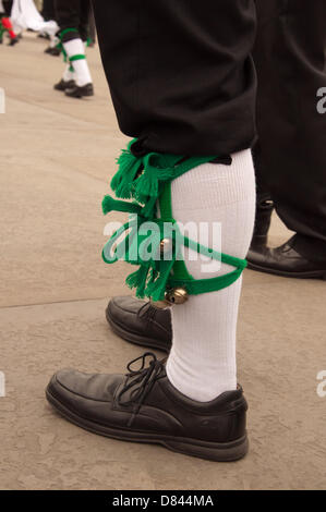 London, UK. 18. Mai 2013. Morris Tänzer auf dem Trafalgar Square, als elf Teams aus ganzen Land und bis zu 150 Tänzer durchzuführen an Westminster Day of Dance. Die Veranstaltung feiert den 60. Jahrestag der Westminster Morris Männer, die am Tag der Krönung im Jahr 1953 uraufgeführt. Bildnachweis: Patricia Phillips/Alamy Live-Nachrichten Stockfoto