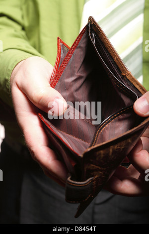 Schlechte Wirtschaft, vertreten durch leere Brieftasche in das Unternehmer Hände Stockfoto