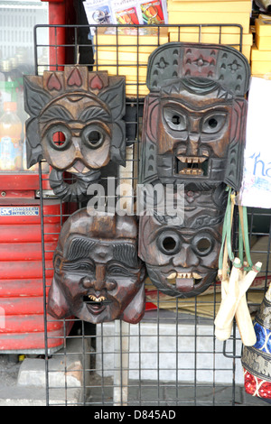 Balinesische Masken zum Verkauf in einem Geschäft im Wat Pho Tempel in Bangkok, Thailand Stockfoto