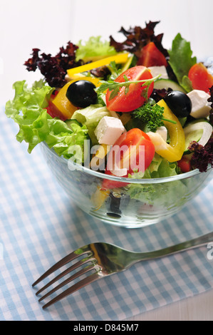 Griechischer Salat in Glasschüssel auf hölzernen Hintergrund closeup Stockfoto