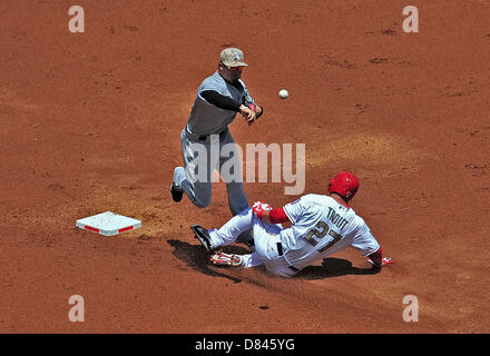 Annaheim, Kalifornien, USA. 18. Mai 2013. Chicago White Sox zweiter Basisspieler Tyler Greene #1 schaltet die Doppel zu spielen als Los Angeles Angels linker Feldspieler ist Mike Forelle #27, am 2. Base im 1. Inning während der Major League Baseball Spiel zwischen den Chicago White Sox und die Los Angeles Angels im Anaheim Stadium in Anaheim, Kalifornien als das Spiel Armed Forces Day erinnert... Louis Lopez/CSM/Alamy Live-Nachrichten Stockfoto