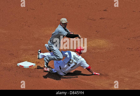 Annaheim, Kalifornien, USA. 18. Mai 2013. Chicago White Sox zweiter Basisspieler Tyler Greene #1 schaltet die Doppel zu spielen als Los Angeles Angels linker Feldspieler ist Mike Forelle #27, am 2. Base im 1. Inning während der Major League Baseball Spiel zwischen den Chicago White Sox und die Los Angeles Angels im Anaheim Stadium in Anaheim, Kalifornien als das Spiel Armed Forces Day erinnert... Louis Lopez/CSM/Alamy Live-Nachrichten Stockfoto