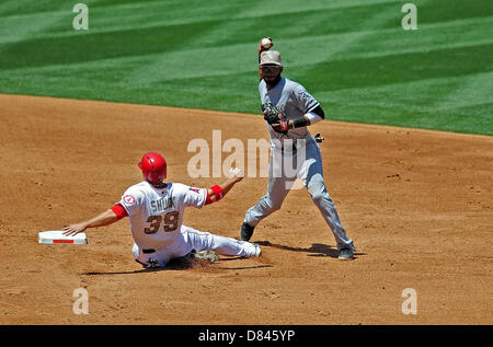 Annaheim, Kalifornien, USA. 18. Mai 2013. Los Angeles Angels linker Feldspieler j.b. Shuck #39 erfolgt am 2. base von Chicago White Sox Shortstop Alexei Ramirez #10 wie er bis 1. base im 3. Inning während der Major League Baseball Spiel zwischen den Chicago White Sox und die Los Angeles Angels im Anaheim Stadium in Anaheim, Kalifornien wirft, wie das Spiel Armed Forces Day erinnert... Louis Lopez/CSM/Alamy Live-Nachrichten Stockfoto