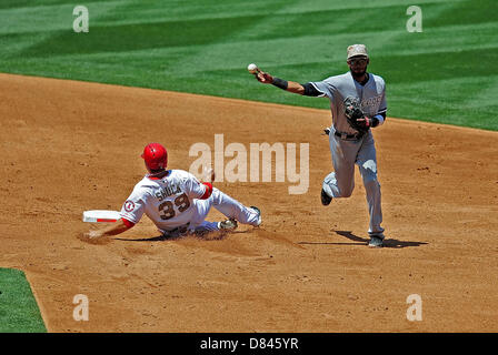 Annaheim, Kalifornien, USA. 18. Mai 2013. Los Angeles Angels linker Feldspieler j.b. Shuck #39 erfolgt am 2. base von Chicago White Sox Shortstop Alexei Ramirez #10 wie er bis 1. base im 3. Inning während der Major League Baseball Spiel zwischen den Chicago White Sox und die Los Angeles Angels im Anaheim Stadium in Anaheim, Kalifornien wirft, wie das Spiel Armed Forces Day erinnert... Louis Lopez/CSM/Alamy Live-Nachrichten Stockfoto