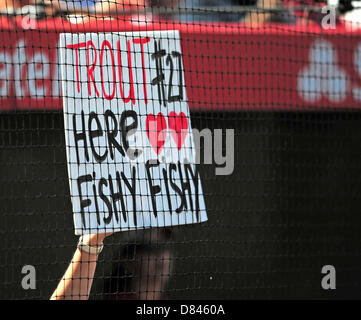 Annaheim, Kalifornien, USA. 18. Mai 2013. Los Angeles Angels Fan hält eine Nachricht für die Los Angeles Angels linker Feldspieler Mike Forelle #27 während der Major League Baseball Game zwischen den Chicago White Sox und die Los Angeles Angels im Anaheim Stadium in Anaheim, Kalifornien, als das Spiel Armed Forces Day erinnert... Louis Lopez/CSM/Alamy Live-Nachrichten Stockfoto
