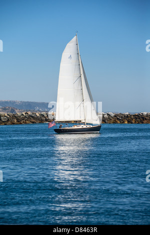Segeln auf einem schönen sonnigen Tag in Newport Beach. Stockfoto