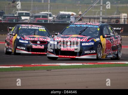 Austin, Texas, USA. 18. Mai 2013. Jamie Whincup #1, Craig Lowndes #888, Holden Commodore VF, während der V8 Supercars Rennen 13 am zweiten Tag von Austin 400 in Austin, TX. Ersten und zweiten Rennen 13. Stockfoto