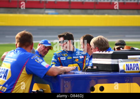 Charlotte, USA. 17. Mai 2013. Martin Truex Jr. Witze mit seiner Crew auf Boxengasse im qualifying für den Sprint-Showdown auf dem Charlotte Motor Speedway am 17. Mai 2013. Bildnachweis: Christopher Kimball/Alamy Live-Nachrichten Stockfoto
