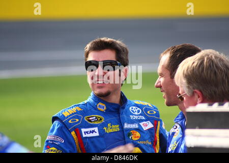 Charlotte, USA. 17. Mai 2013. Martin Truex Jr. wartet auf Boxengasse im qualifying für den Sprint-Showdown auf dem Charlotte Motor Speedway am 17. Mai 2013. Bildnachweis: Christopher Kimball/Alamy Live-Nachrichten Stockfoto