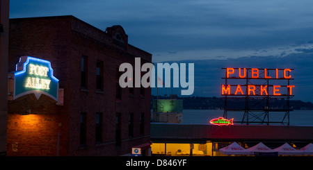 Dämmerung fällt über dem Puget Sound und Sehenswürdigkeiten in Seattle WA Stockfoto