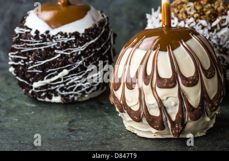 Süße Schokolade oder Karamell überzogen Äpfel mit Nüssen Stockfoto