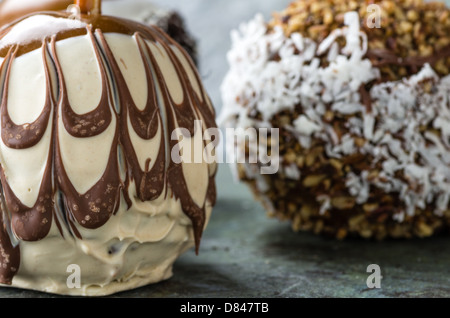 Süße Schokolade oder Karamell überzogen Äpfel mit Nüssen Stockfoto