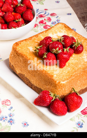 Frische Erdbeeren serviert mit Angel Food cake Stockfoto