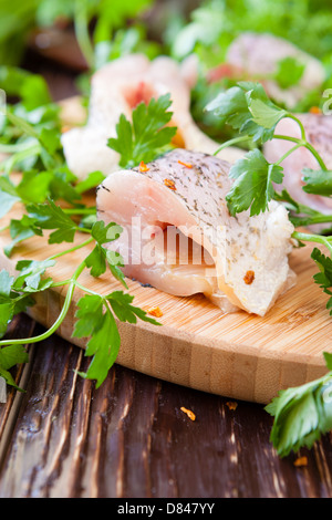 Stücke von rohem Filet vom Zander, Essen Nahaufnahme Stockfoto