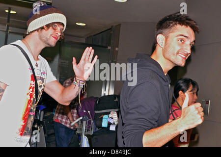 Chiba, Japan. 18. Mai 2013. Jay McGuiness und Tom Parker von The Wanted Ankunft am internationalen Flughafen Narita in der Präfektur Chiba, Japan am 18. Mai 2013. Bildnachweis: Dpa/Alamy Live-Nachrichten Stockfoto