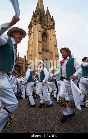 Morris Tänzer feiern können morgen vor der St.-Marien-Kirchturm in Oxford. Stockfoto