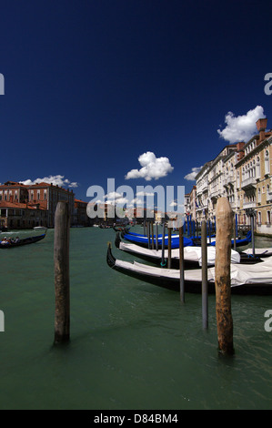 Gondeln vor Anker am Canal Grande im Sestiere San Marco - Venedig, Italien Stockfoto