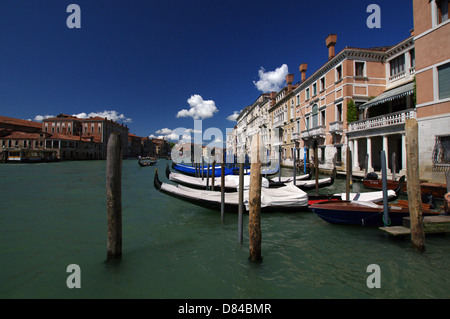 Gondeln vor Anker am Canal Grande im Sestiere San Marco - Venedig, Italien Stockfoto