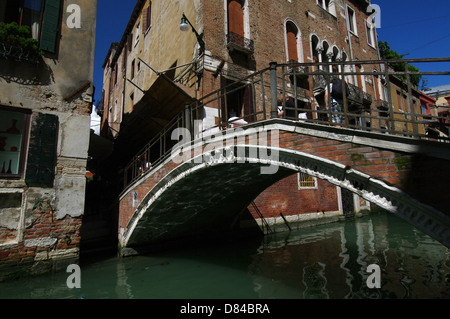 Eines der vielen kleinen Kanäle in Venedig, Italien Stockfoto