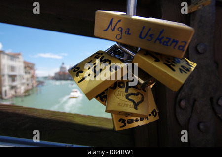 Liebesschlösser auf Ponte Accademia (Akademie-Brücke) in Venedig, Italien Stockfoto