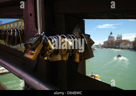 Liebesschlösser auf Ponte Accademia (Akademie-Brücke) in Venedig, Italien Stockfoto