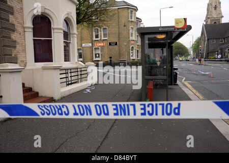 Hove Sussex UK 19. Mai 2013 - Polizei am Tatort eines Mordes, wo ein Mann tot an der Kreuzung der Church Road und Selbourne Straße in Hove am Abend zuvor erschossen wurde. Das Opfer wurde angenommen, 31 Jahre alt und kam aus Kent Foto von Ed Simons/Alamy Live News Stockfoto