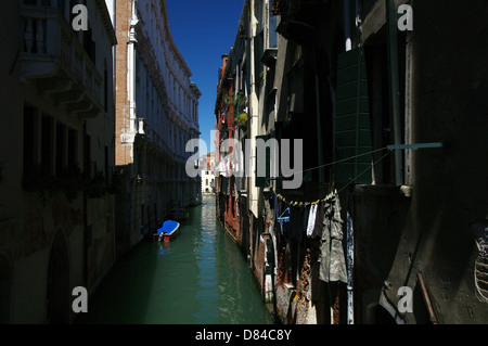 Eines der vielen kleinen Kanäle in Venedig, Italien Stockfoto