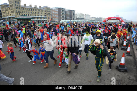 Hove, Sussex UK. 19. Mai 2013. Hunderte von Menschen, darunter Kinder nahmen Teil heute in der jährlichen Helden laufen in Hove in diesem Jahr Stockfoto