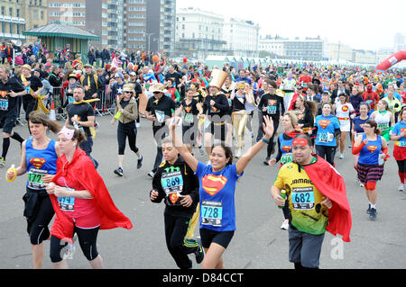 Hove, Sussex UK. 19. Mai 2013. Hunderte von Menschen, darunter Kinder nahmen Teil heute in der jährlichen Helden laufen in Hove in diesem Jahr Stockfoto