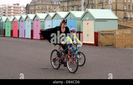 Hove, Sussex UK. 19. Mai 2013. Ein Läufer ankommt, wie Hunderte von Menschen, darunter Kinder heute an der jährlichen Helden laufen in Hove dieses Jahr zugunsten der Pass es an Afrika teilgenommen. Die Rennen sind über 5k oder 10k an Hove Strandpromenade mit ein kürzeres für jüngere Kinder Fotografie von Simon Dack/Alamy Live News Stockfoto