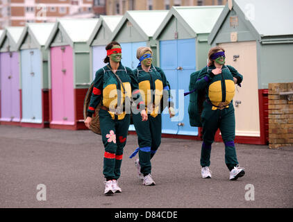 Hove, Sussex UK. 19. Mai 2013. Hunderte von Menschen, darunter Kinder nahmen Teil heute in der jährlichen Helden laufen in Hove in diesem Jahr Stockfoto